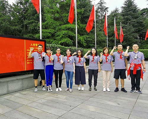 采联党员齐聚毛泽东铜像广场，重温入职宣誓